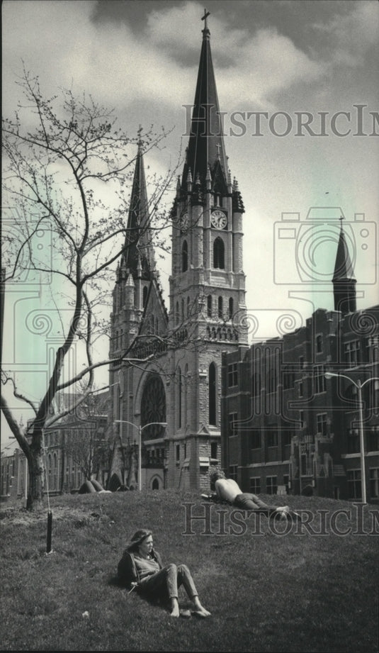 1984 Press Photo Students at Marquette University study outside in Wisconsin- Historic Images