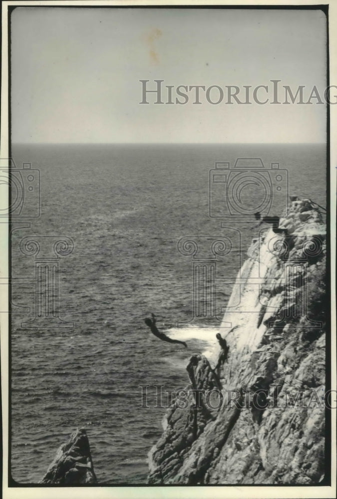 1985 Press Photo Famous Cliff Divers at Acapulco, Mexico - mjx38739- Historic Images