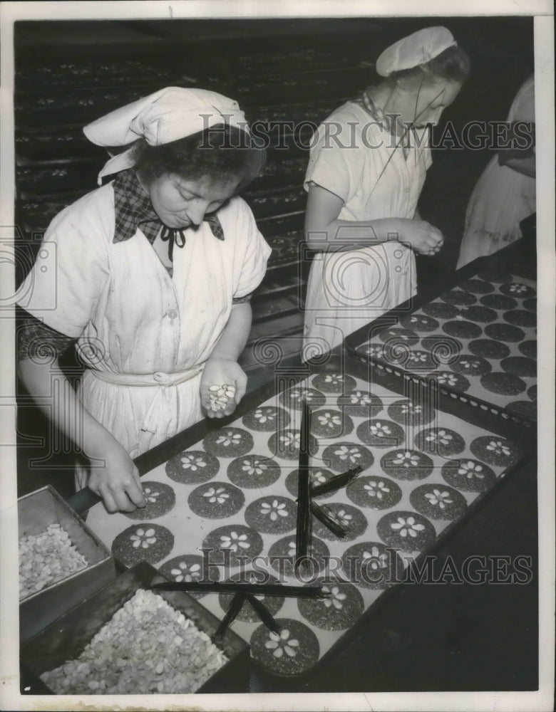 1950 Press Photo Workers packing gingerbread in Nuremberg, Germany - mjx38803