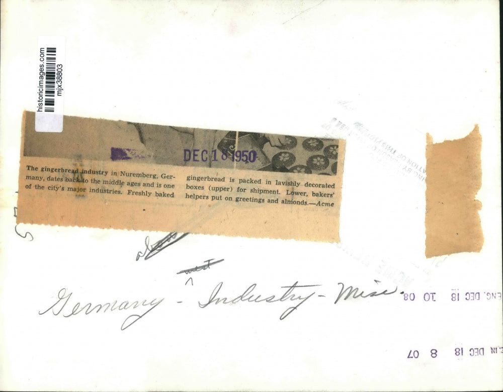 1950 Press Photo Workers packing gingerbread in Nuremberg, Germany - mjx38803