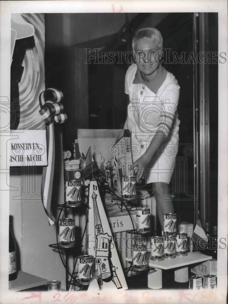 1962 Press Photo German girl arranging French canned peas display in Frankfurt