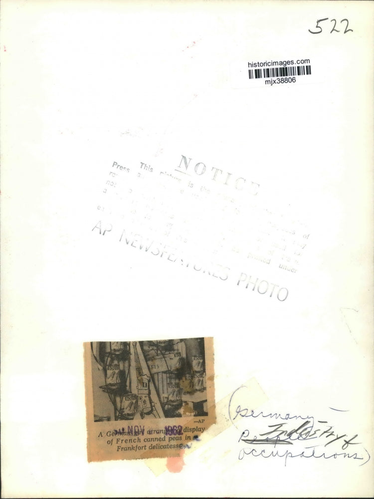 1962 Press Photo German girl arranging French canned peas display in Frankfurt