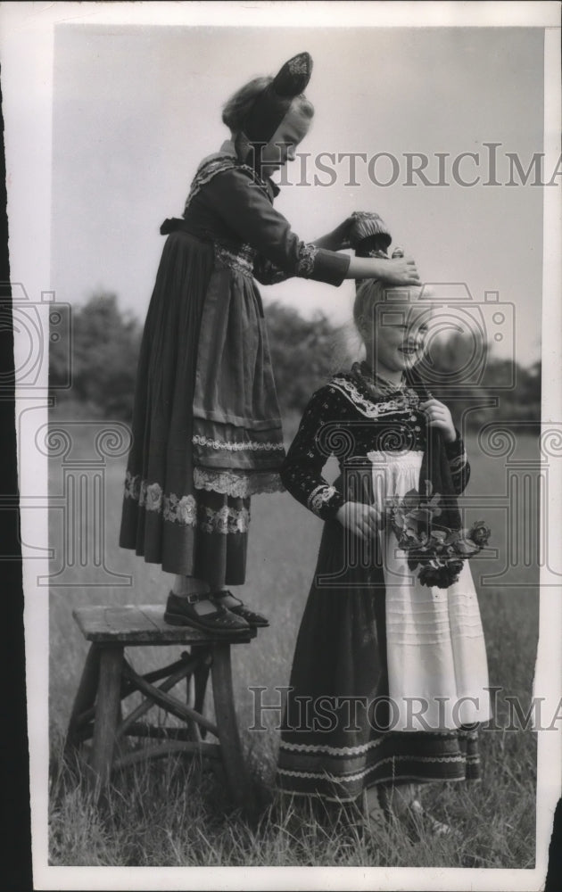 1952 Press Photo Two Hessian girls in native costumes in Frankfurt, Germany