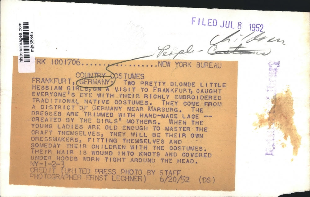 1952 Press Photo Two Hessian girls in native costumes in Frankfurt, Germany