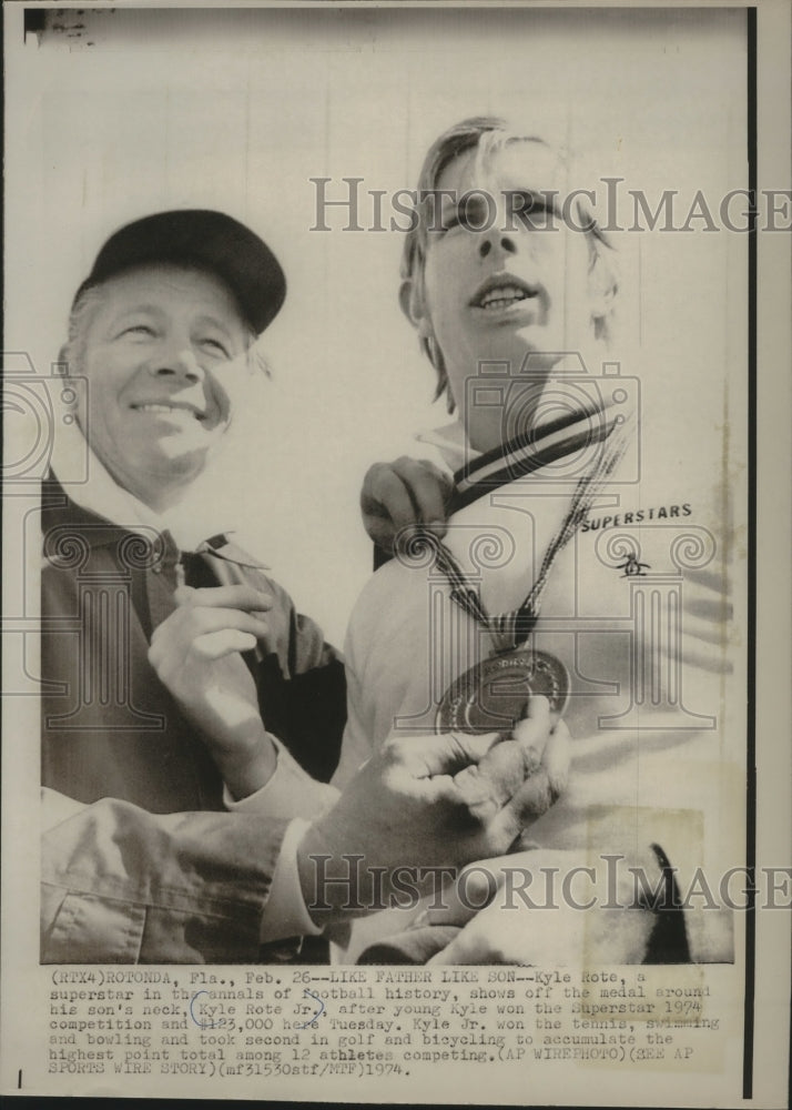 1974 Press Photo Football Star Kyle Rote Shows Off Son Kyle's Medal - mjx39014- Historic Images