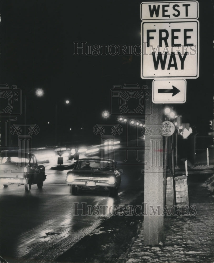 1962 Press Photo New Sign for Milwaukee's West Bound Freeway - mjx39068