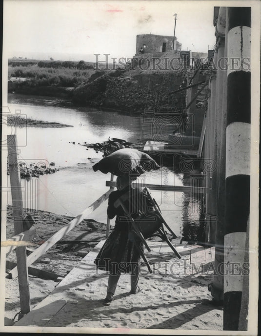 1987 Press Photo A Refugee Approaches the Damiya Bridge over the Jordan River- Historic Images