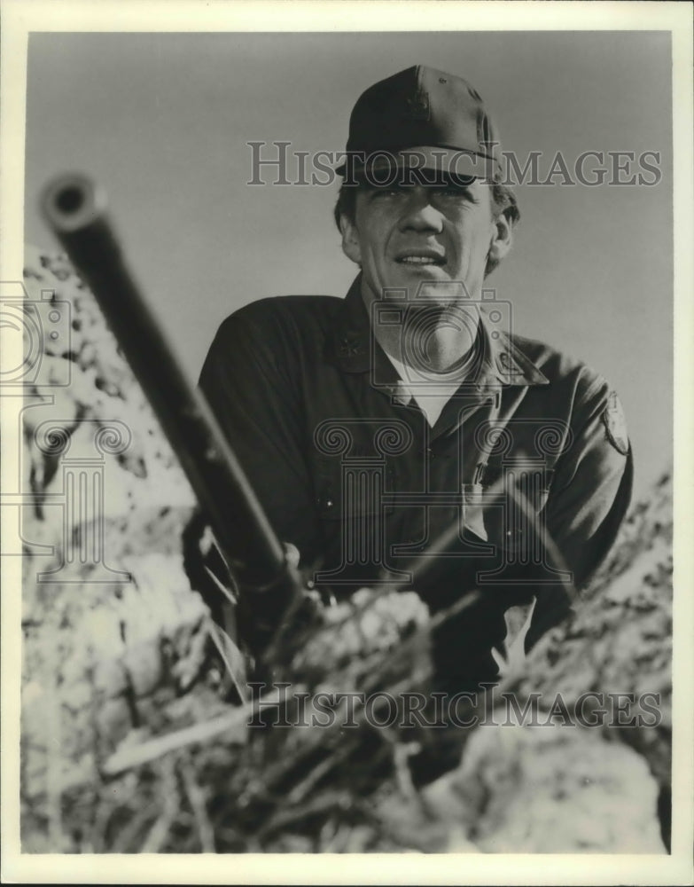 Load image into Gallery viewer, 1974 Press Photo Peter Haskell in "Selkirk's War" Episode of "The FBI"
