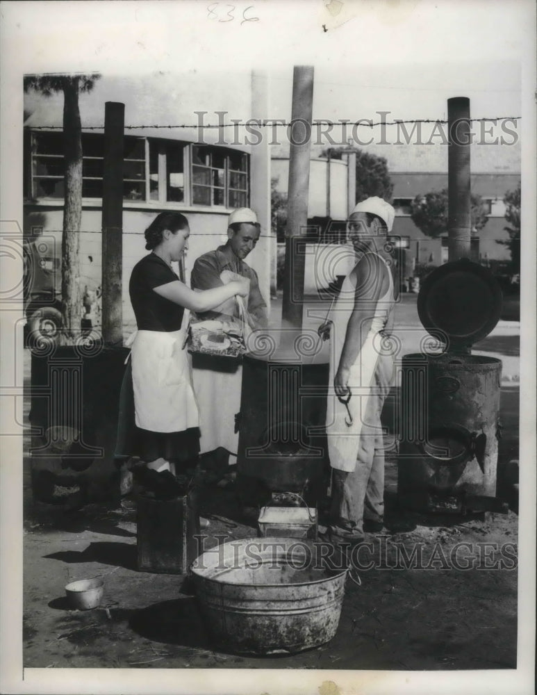 1928 Press Photo Refugees Cook Together in Massive Drums - mjx39230