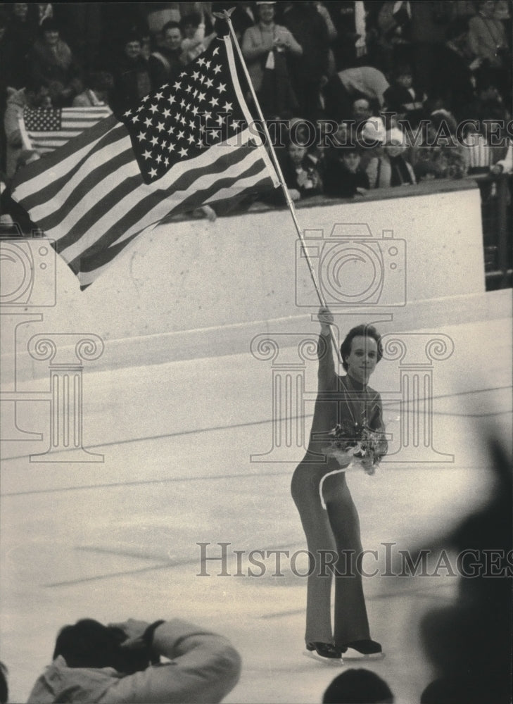 1984 Press Photo Scott Hamilton waving American Flag in Sarajevo Olympic Games- Historic Images