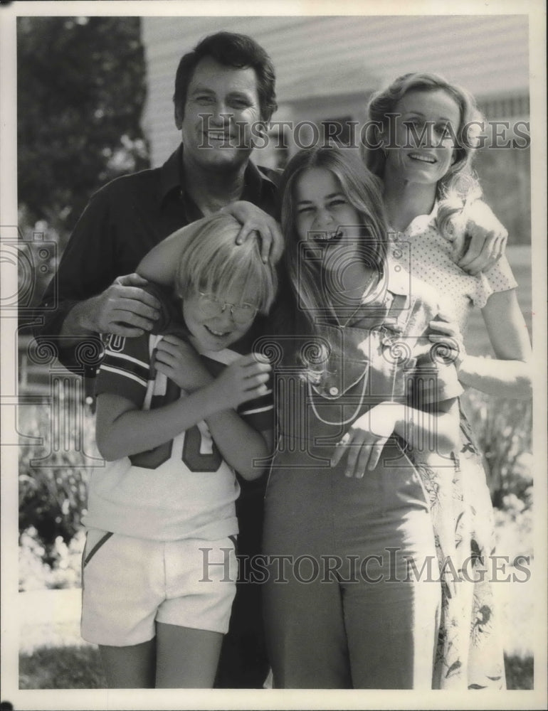 1980 Press Photo Actors Earl Holliman/Carrie Snodgress and &quot;Kids&quot; - mjx39372- Historic Images