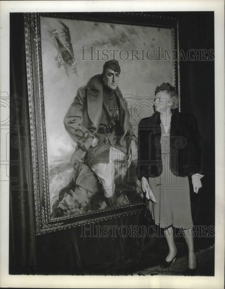 1942 Press Photo Mrs. Eddie Rickenbacker at the Grand Central Art Galleries- Historic Images