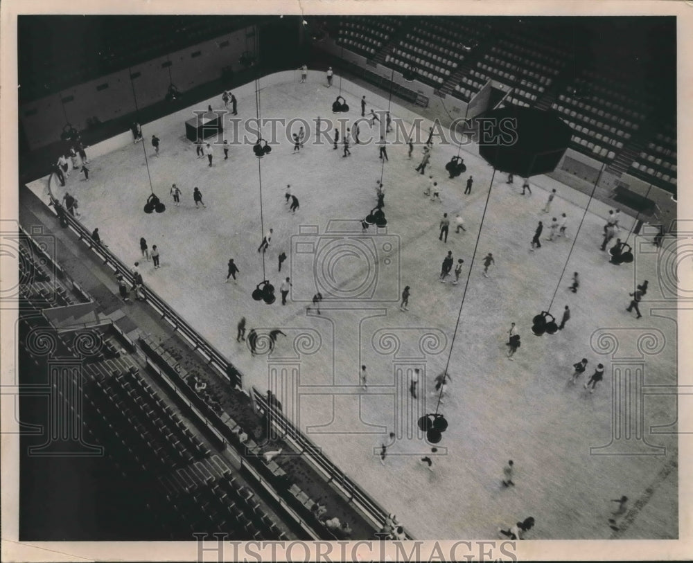 1964 Press Photo Ice Skaters at Milwaukee Auditorium Sports Arena - mjx39523- Historic Images