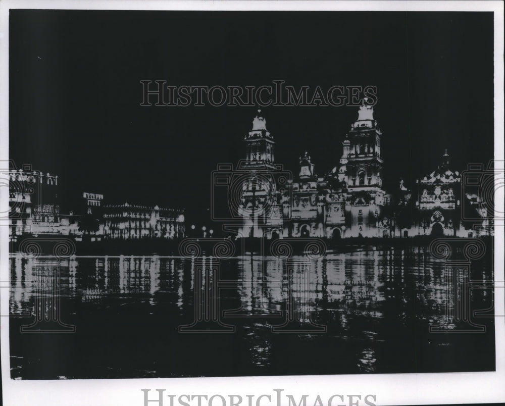 1968 Press Photo Illuminated Zocalo at night in Mexico City, Mexico - mjx39544