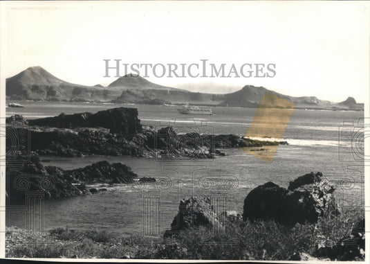 1987 Press Photo Small cruise ship near Islas San Benito, Mexico - mjx39560- Historic Images