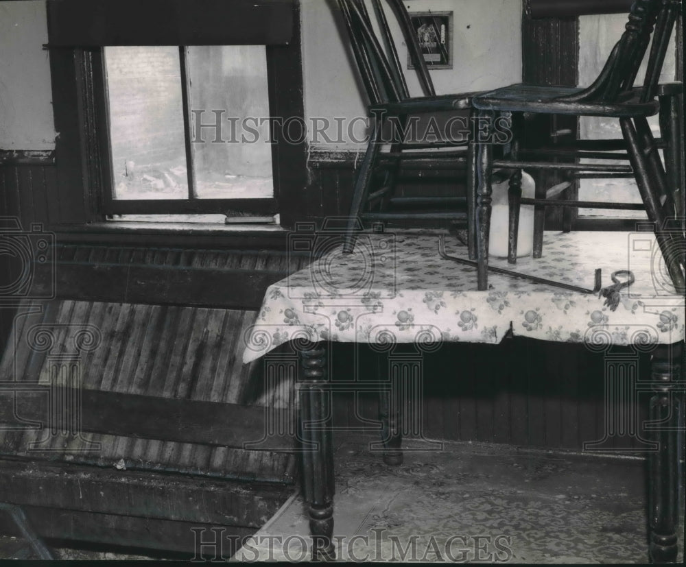 1944 Press Photo Dining Room/Kitchen of Blighted Milwaukee House - mjx39567