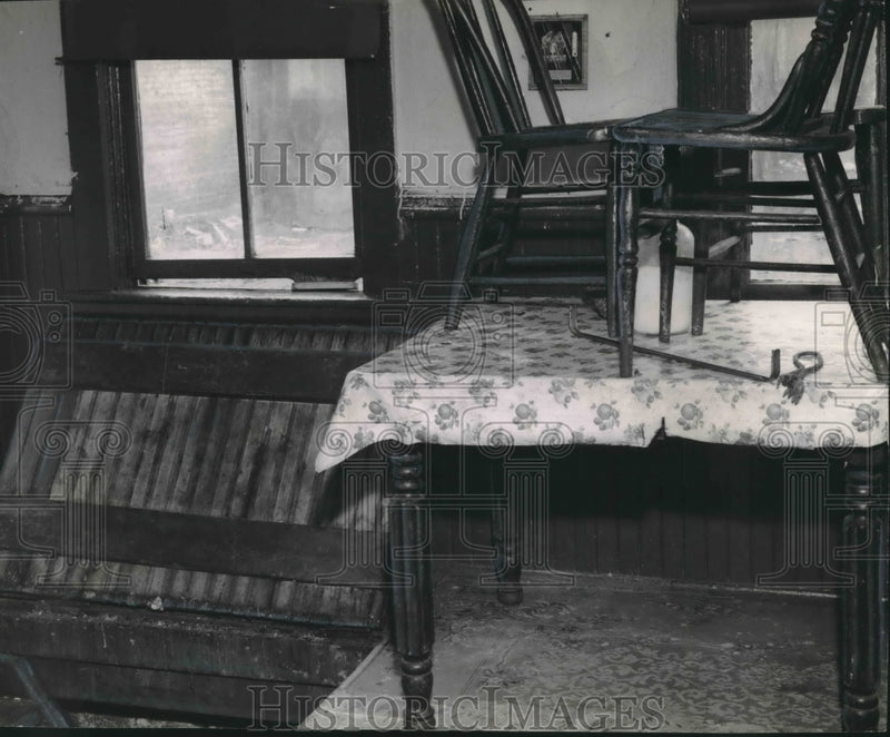 Load image into Gallery viewer, 1944 Press Photo Dining Room/Kitchen of Blighted Milwaukee House - mjx39567
