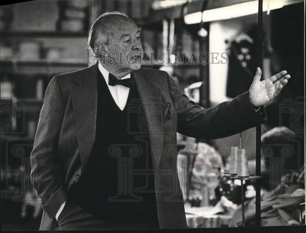 1980 Press Photo Actor John Houseman at Florence Eiseman, Milwaukee - mjx39576- Historic Images