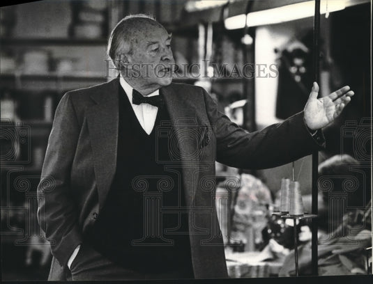 1980 Press Photo Actor John Houseman at Florence Eiseman, Milwaukee - mjx39576- Historic Images