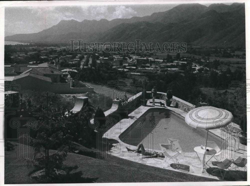 1971 Press Photo Woman lounging by a pool in Guadalajara, Mexico.