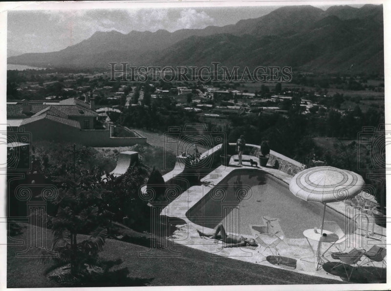 Load image into Gallery viewer, 1971 Press Photo Woman lounging by a pool in Guadalajara, Mexico.
