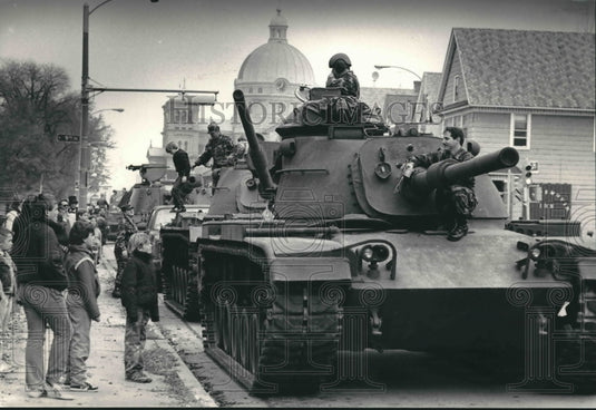 1987 Press Photo Crowd looking at tanks before Veterans Day Parade in Wisconsin- Historic Images