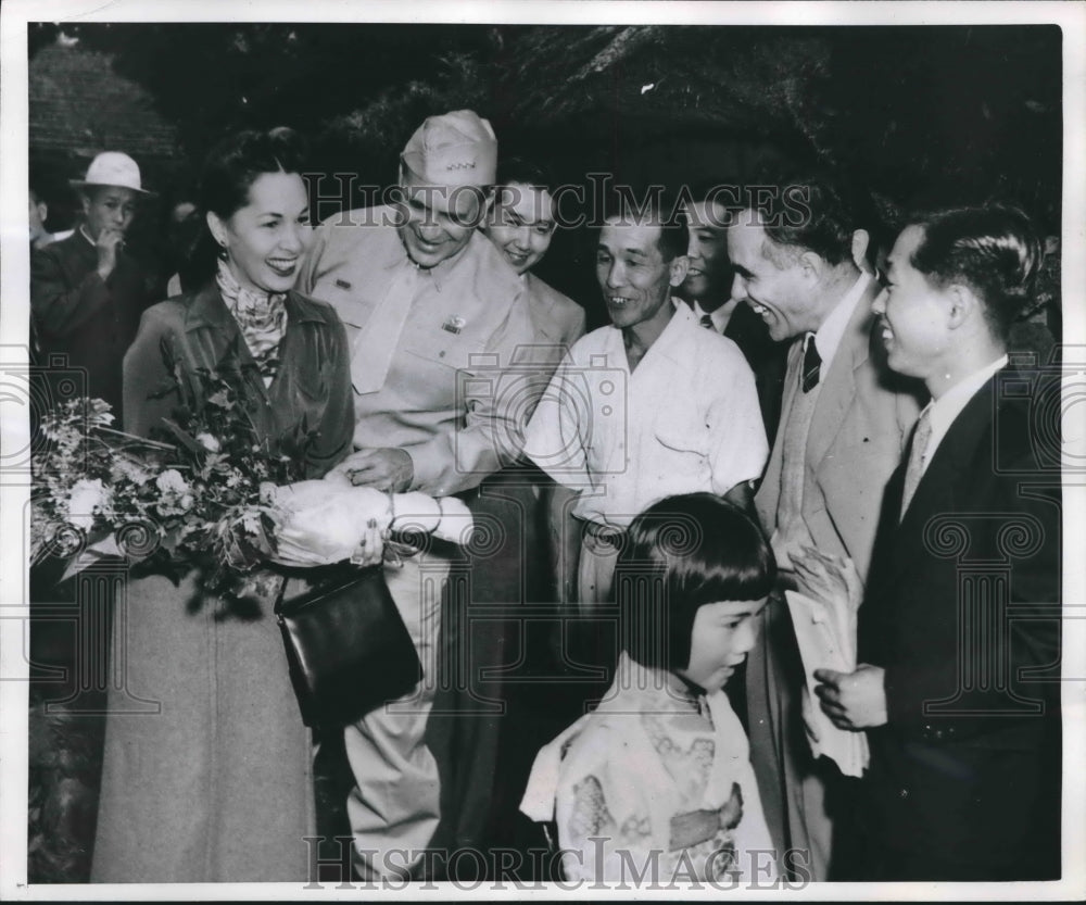 1952 Press Photo General Matthew Ridgway&#39;s Wife Given Flowers in Japan