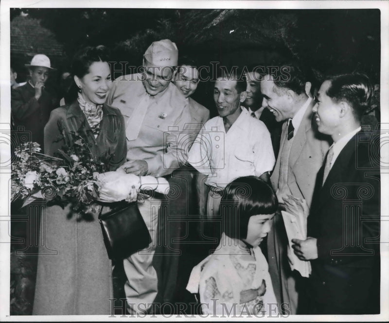 Load image into Gallery viewer, 1952 Press Photo General Matthew Ridgway's Wife Given Flowers in Japan
