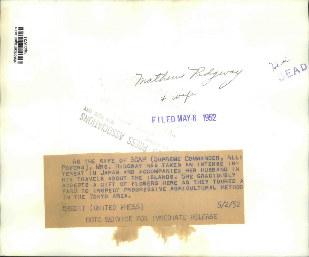 1952 Press Photo General Matthew Ridgway's Wife Given Flowers in Japan