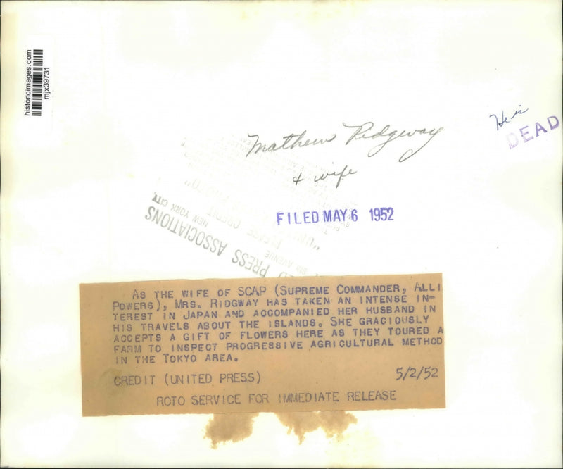 Load image into Gallery viewer, 1952 Press Photo General Matthew Ridgway's Wife Given Flowers in Japan

