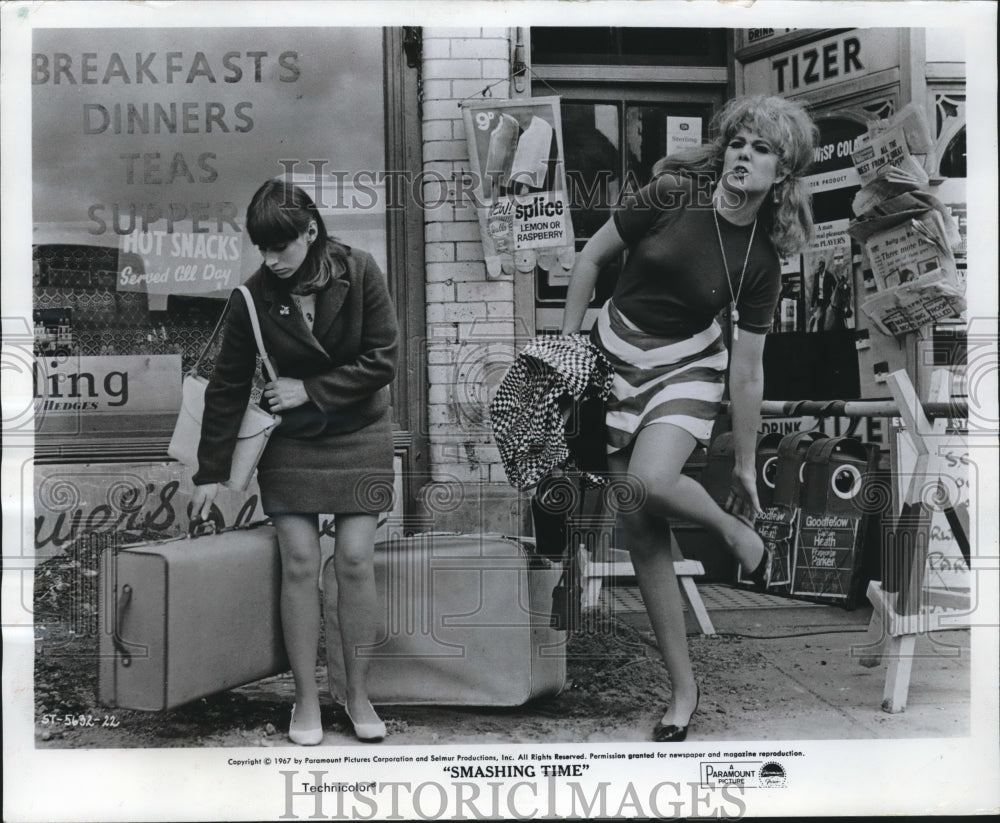 1967 Press Photo Actors Lynn Redgrave and Rita Tushingham in "Smashing Time""- Historic Images