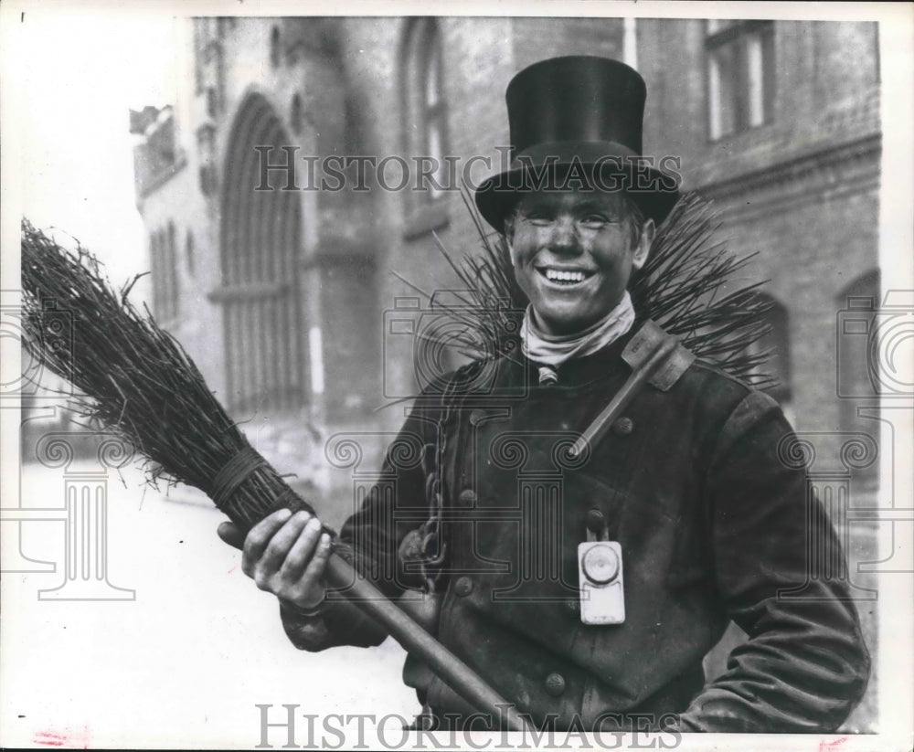 1973 Press Photo Chimney sweep with his broom in Germany