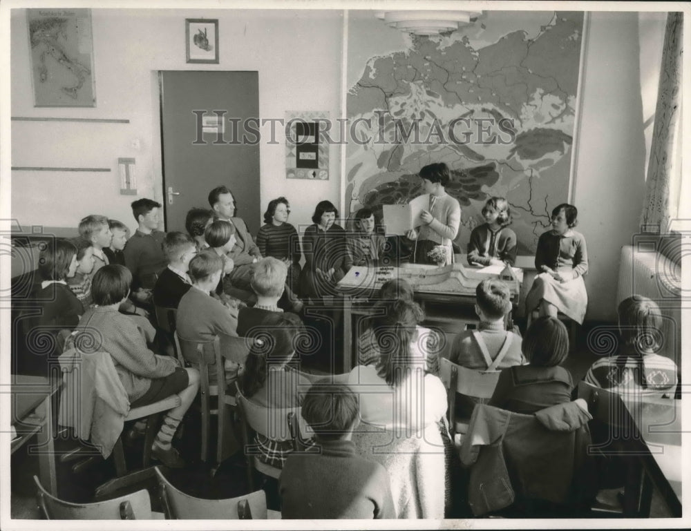 1970 Press Photo Grade School Class in Bonn, West Germany in 1965