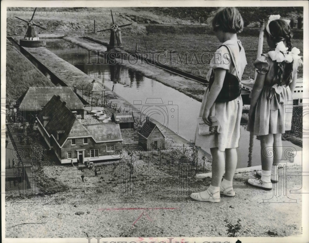 1958 Press Photo Visitors to Mini-World of Madurodam in The Hague, Netherlands