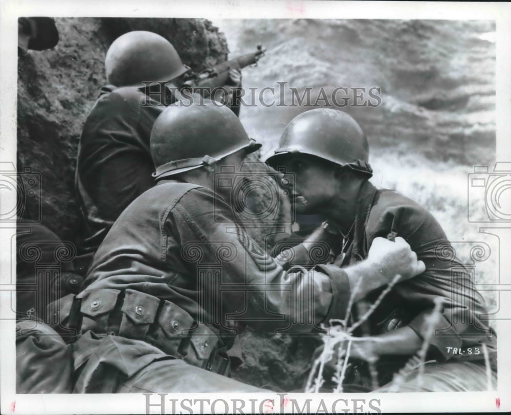 1964 Press Photo Kier Dullea, Jack Warden in Scene From "The Thin Red Line"