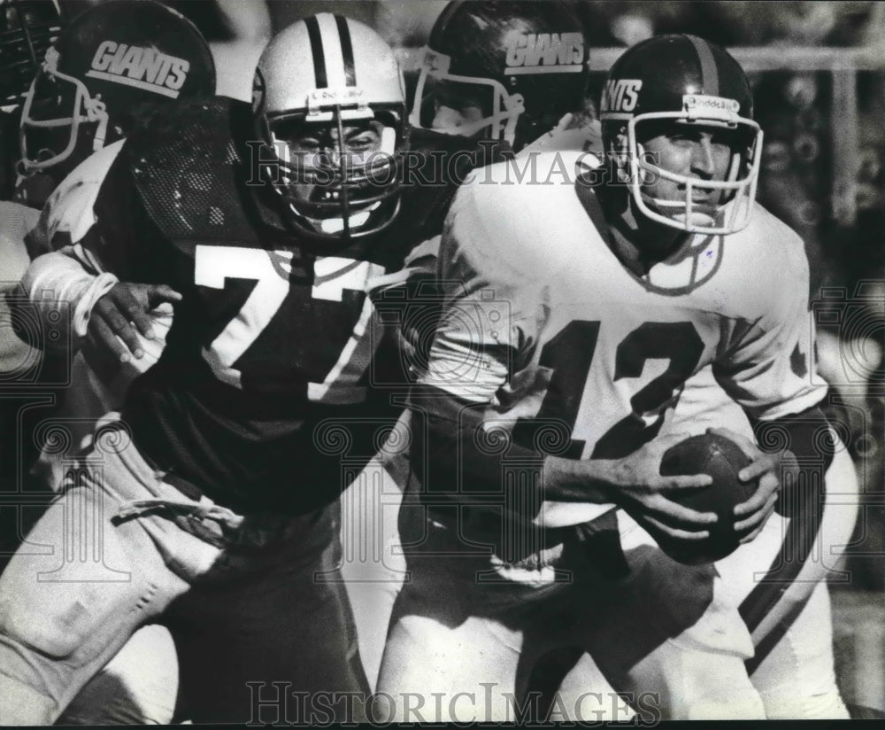1981 Press Photo Packer Mike Butler Sacks Giants Quarterback Scott Brunner- Historic Images