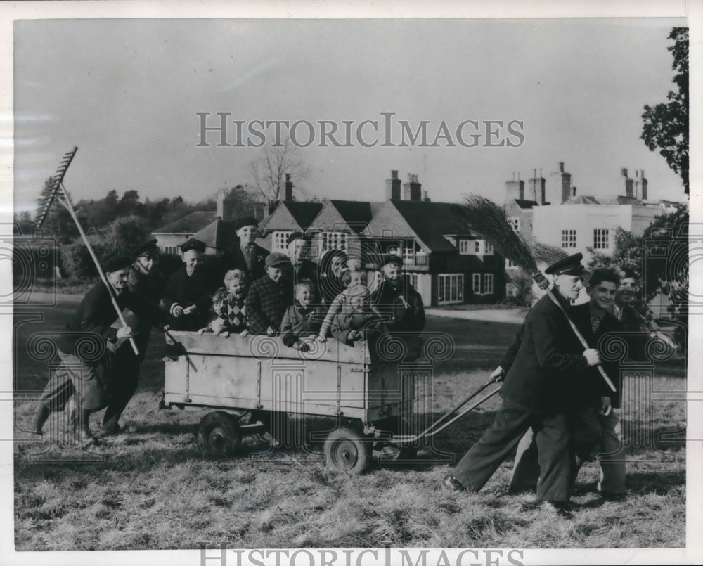 1956 Press Photo Hungarian refugee children in hand truck in Lyndhurst, England