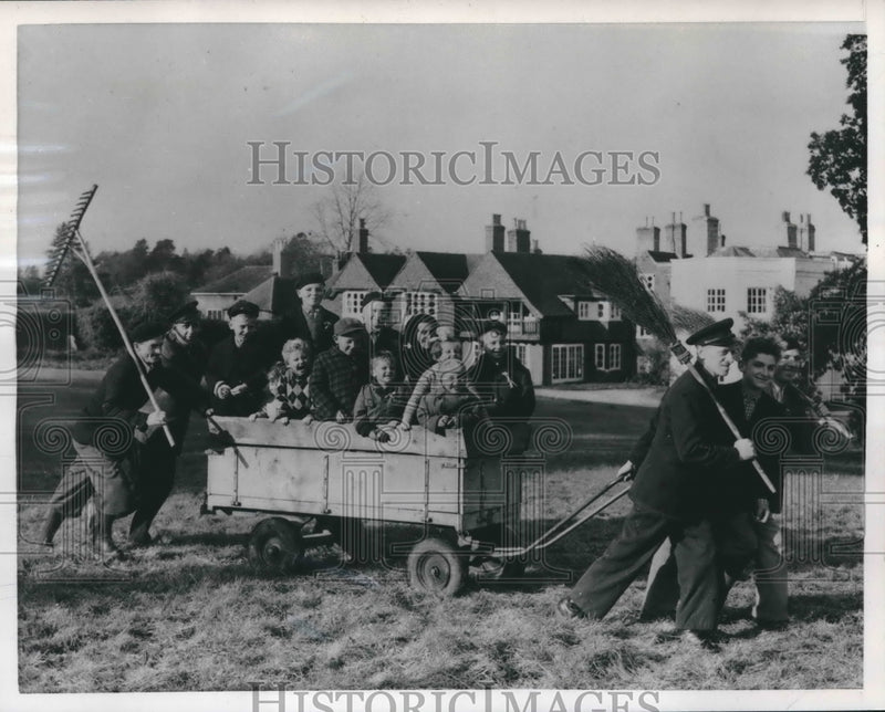 Load image into Gallery viewer, 1956 Press Photo Hungarian refugee children in hand truck in Lyndhurst, England
