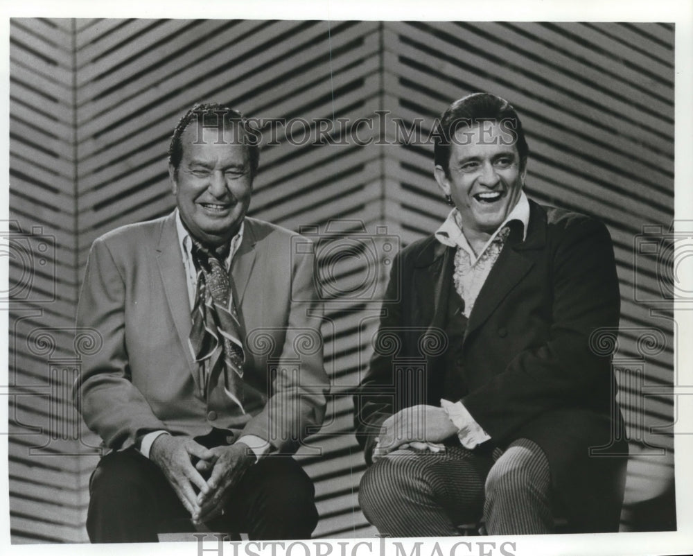 1988 Press Photo Guest Star Phil Harris with Johnny Cash, &quot;The Johnny Cash Show&quot;- Historic Images