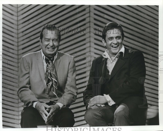 1988 Press Photo Guest Star Phil Harris with Johnny Cash, "The Johnny Cash Show"- Historic Images