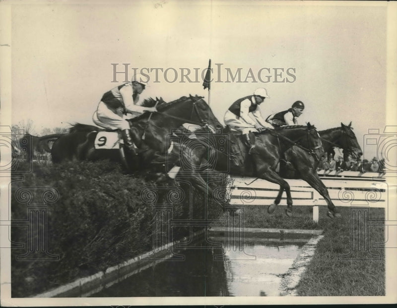 Load image into Gallery viewer, 1934 Press Photo Horse and Rider Soar Over Jump at Pimilco Track, Maryland
