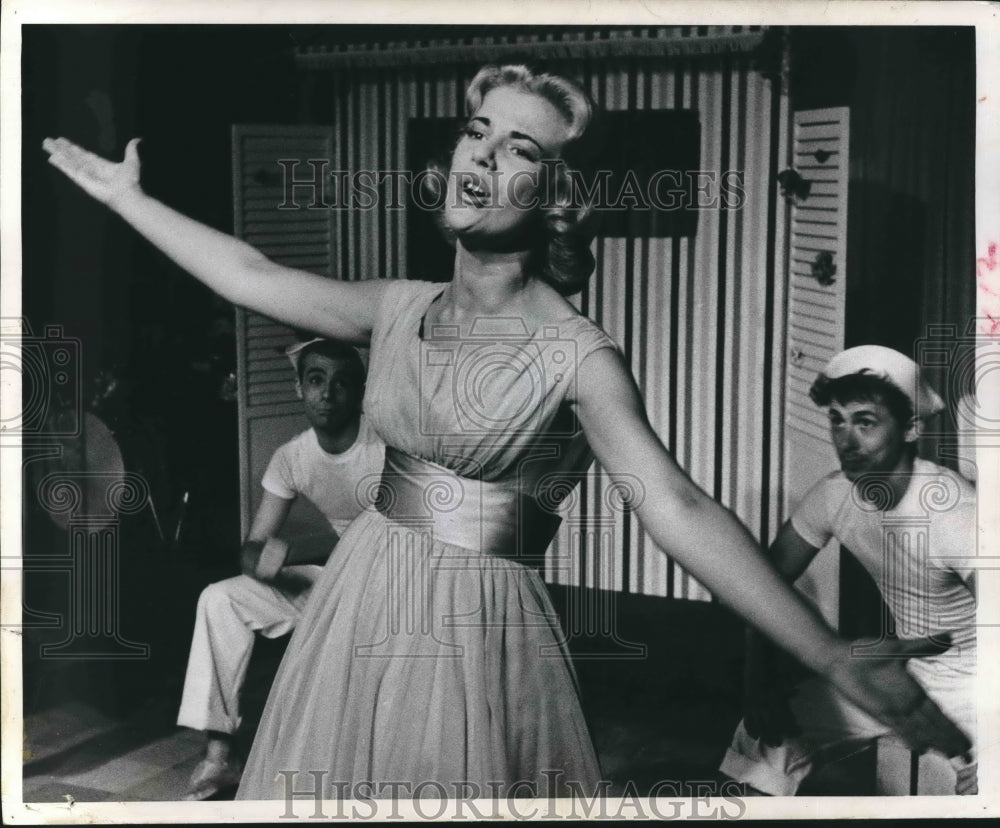 1960 Press Photo Actress Karen Morrow and others