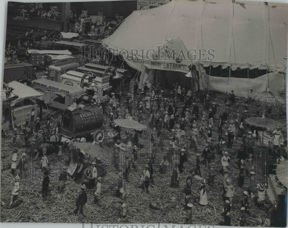 1945 Press Photo Clarence Kochel circus in Milwaukee, Wisconsin. - mjx40385- Historic Images
