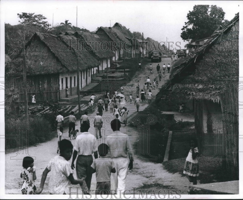 1981 Press Photo People walking along hut lined road in Yurimaguas,Ã‚Â Peru- Historic Images