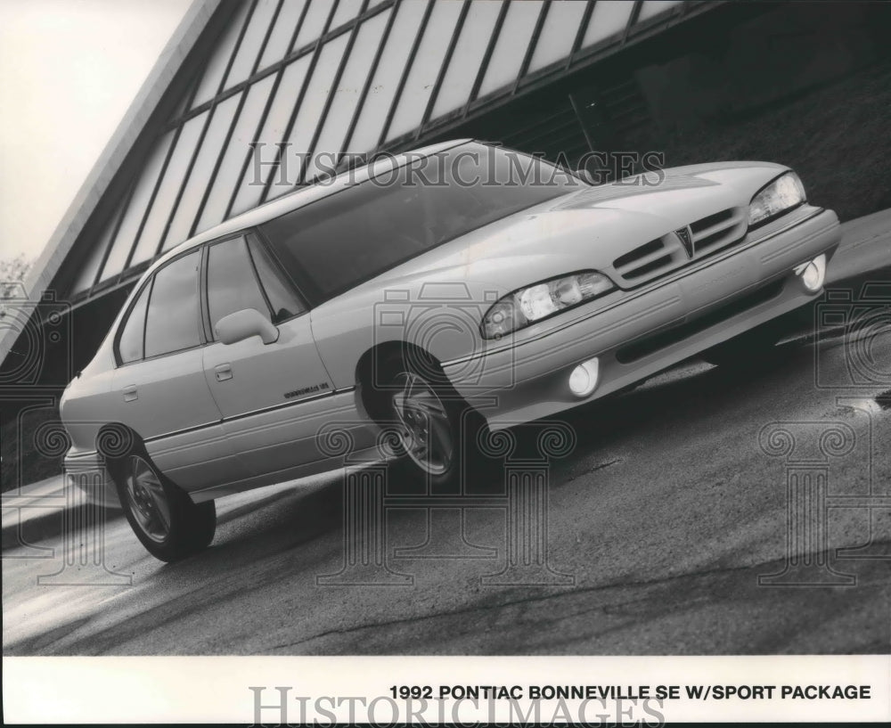 1991 Press Photo 1992 Pontiac Bonneville SE - mjx40468