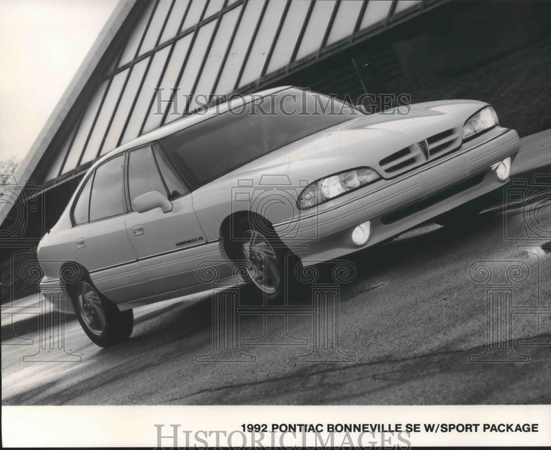 Load image into Gallery viewer, 1991 Press Photo 1992 Pontiac Bonneville SE - mjx40468

