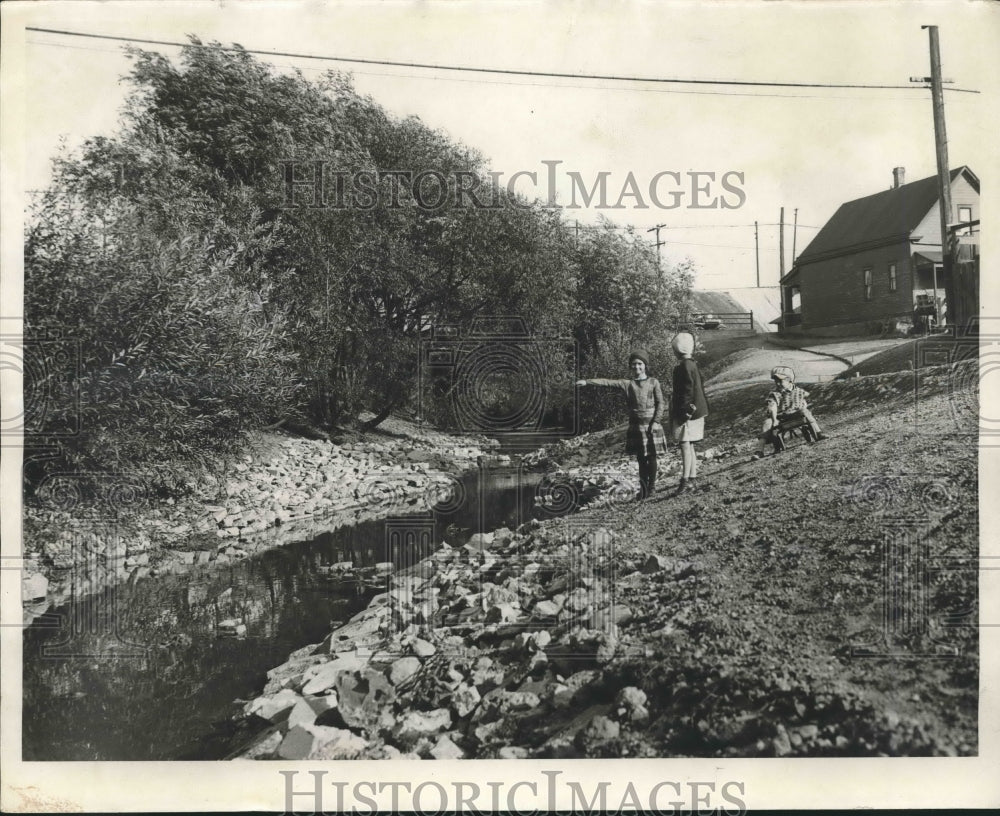 1932 Press Photo Children enjoying the Kinnickinnic Creek in Milwaukee.- Historic Images