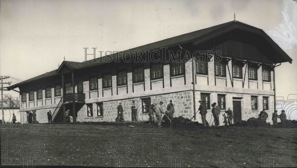 1983 Press Photo People outside annex number 2, county infirmary, in Wisconsin- Historic Images