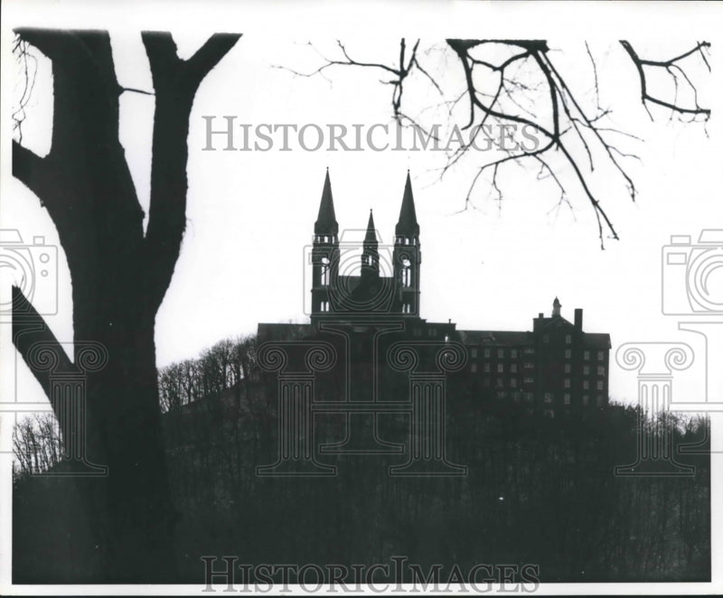 Load image into Gallery viewer, Press Photo View of church on Holy Hill in Wisconsin - mjx40527

