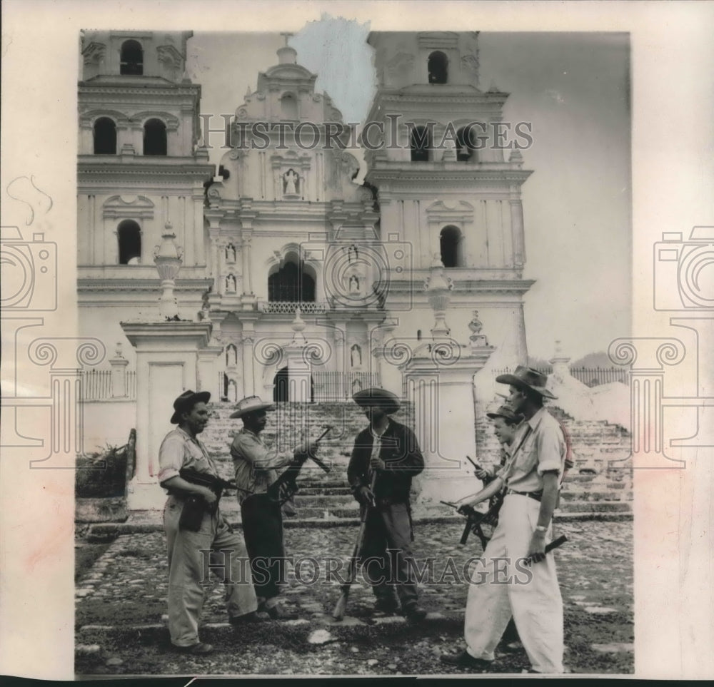 1946 Press Photo Guatemalan rebels with weapons outside a church in Esquipulas- Historic Images